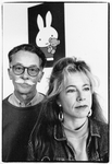 406684 Portret van regisseur Ingrid van Leeuwen en tekenaar Dick Bruna bij een portret van nijntje. Zij maakten een ...